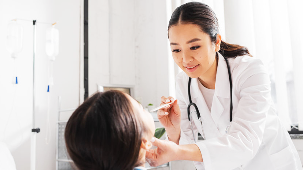 診所醫師解說治療方案，長者與家屬安心信任，展現全人關懷醫療服務